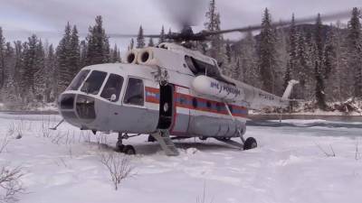 В Красноярском крае спасатели эвакуировали охотника из тайги на вертолете