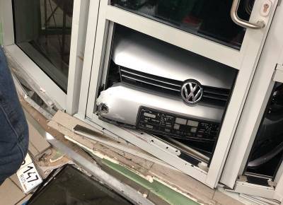 Фото: женщина-водитель перепутала педали и врезалась в магазин в Рощино