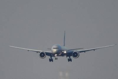 Самолет вернулся в аэропорт Якутска из-за проблем с двигателем
