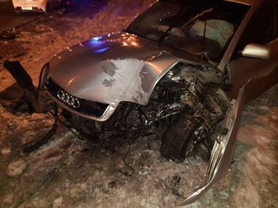 В Челябинске водитель Audi, уходя от столкновения с КамАЗом, врезался в забор