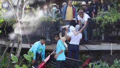 Конкурс красоты чудом избежал трагедии: 30 тайских красавиц рухнули вместе с мостом в воду