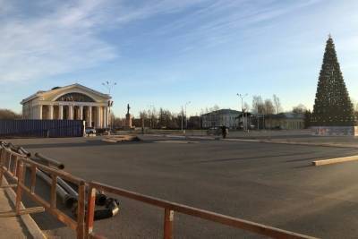 На площади Кирова начали заливать мобильный каток
