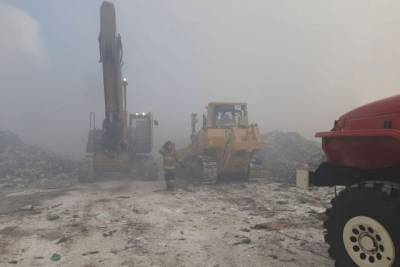 В Хабаровском крае уже несколько суток тушат пожар на свалке