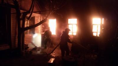 Четыре человека пострадали и один погиб на двух пожарах в Астраханской области