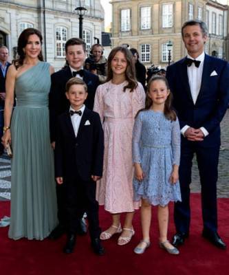 Не только взрослые, но и дети: юный датский принц заболел коронавирусом