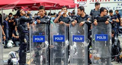 В Турции выдали ордер на арест более 300 военных