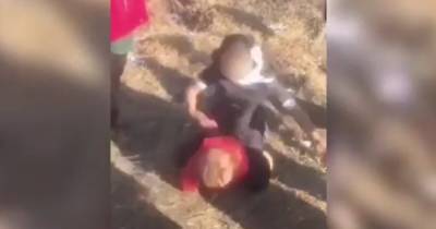 В Приморье школьница избила одноклассницу и сняла это на видео