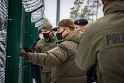 Эстонцы установили первый километр колючей проволоки на границе с Россией