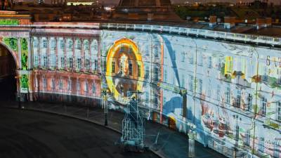 На Дворцовой площади в Петербурге прошло световое шоу.