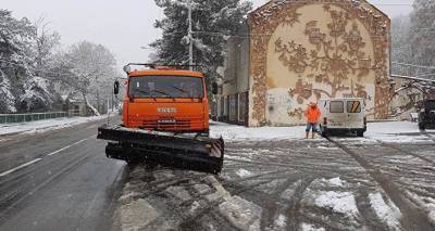 Окрестности Тбилиси очищают от снега