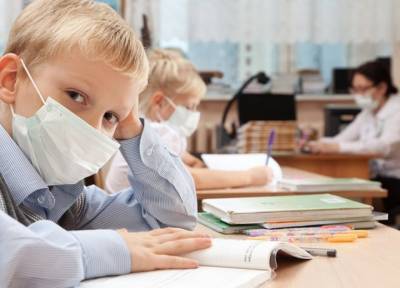 Еще год без общих перемен: коронавирусный режим для всех российских школ продлен до 2022 года