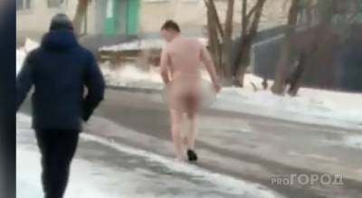 В Юго-Западном районе по дворам ходит голый мужчина