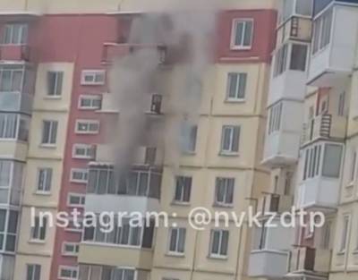 Пожар в многоэтажном доме в Новокузнецке попал на видео