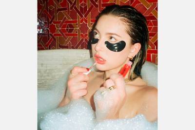 Дочь Стива Джобса стала моделью и снялась в ванной для бренда косметики