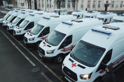 Главврачам больниц Тверской области передали 22 машины скорой помощи