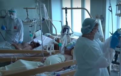"Людей тьма, все тяжелые": больницы захлебываются от количества больных с вирусом, врачи в отчаянии