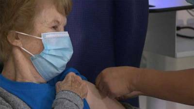 Великобритания начала вакцинацию населения от коронавируса