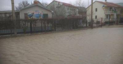 Шторм на Азовском море: затоплены базы отдыха, дороги (видео)
