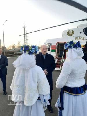 Лукашенко без маски и с маской на подбородке. И две девушки в венках под вертушкой