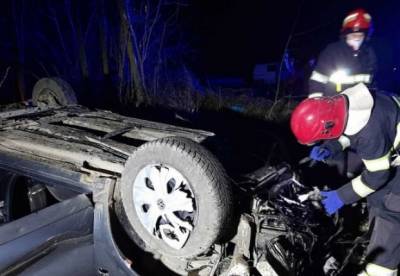 В Хмельницкой области машина перевернулась в кювет: три человека погибли (фото)