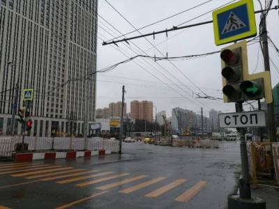 Автомобиль сбил двух пешеходов на переходе в Москве
