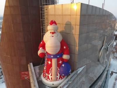На крыше самого высокого банка Уфы установили гигантскую фигуру Деда Мороза