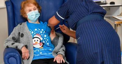 Первой в мире вакцину от коронавируса в Великобритании получила пожилая женщина: фото