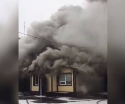 В Кузбассе пожар в здании автомойки попал на видео