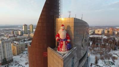 В Уфе на крыше одного из самых высоких зданий установили огромную фигуру Деда Мороза
