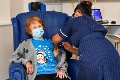 90-летняя британка первой в мире привилась вакциной от Pfizer и BioNTech вне испытаний