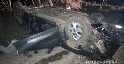В Хмельницкой области перевернулась легковушка: погибли трое