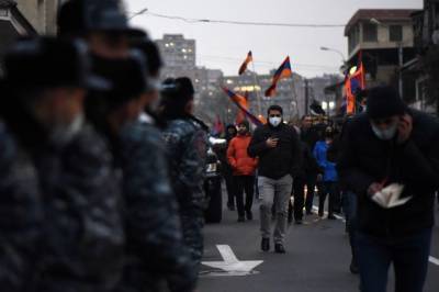 Армянская оппозиция перекрывает в Ереване улицы
