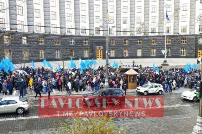 Под зданием Кабмина в Киеве проходит многочисленная акция противников сотрудничества Украины и МВФ