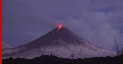 Поток лавы после извержения вулкана на Камчатке сняли на видео