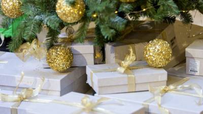 Россиянам дали советы по выбору недорогих подарков на Новый год