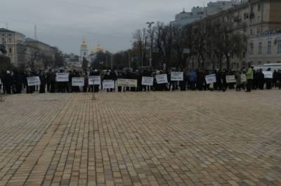 Украинцы в третий раз собрались на Софийской площади в Киеве на митинг против действий Варфоломея