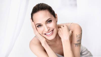 В белом платье с нежным макияжем: Анджелина Джоли потрясла роскошным видом – видео