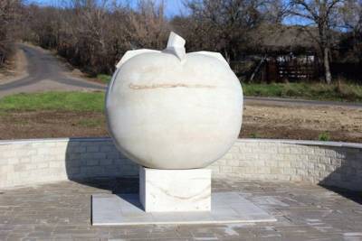 В Винницкой области установили памятник помидорам
