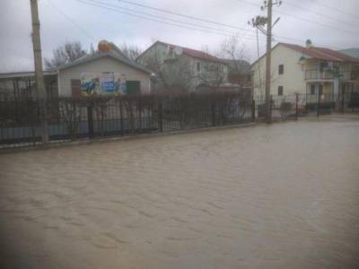 В курортной Кирилловке из-за шторма затопило десятки баз отдыха