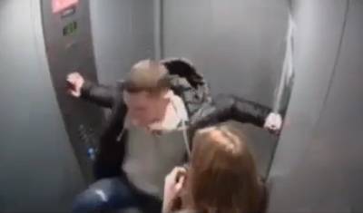 Тюменец ударом ноги сломал зеркало в лифте (Видео)