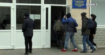Скандал в лицее в Ровенской области: учитель заставлял учеников приседать с муляжом снаряда (видео)