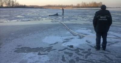 Сократил путь: в Сумах спасатели вытащили из воды 70-летнего мужчину, провалившегося под лед