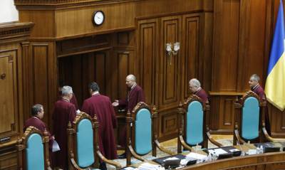 Конституционный суд возобновил заседания почти в полном составе