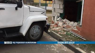 Нетипичное ДТП под Гродно: грузовик без водителя врезался в дом