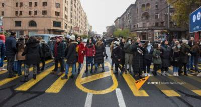 Акция у здания СНБ в Ереване: оппозиционеры принесли с собой часы и духи для Пашиняна