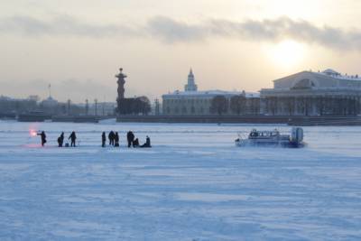В Петербурге запретили выходить на лёд до середины января
