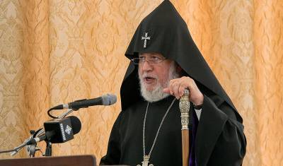 Католикос всех армян призвал Пашиняна уйти в отставку после поражения в Карабахе