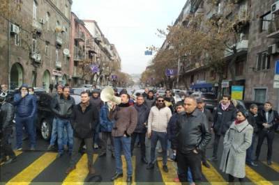 Акция протеста у СНБ: оппозиционеры принесли часы и одеколон для Пашиняна