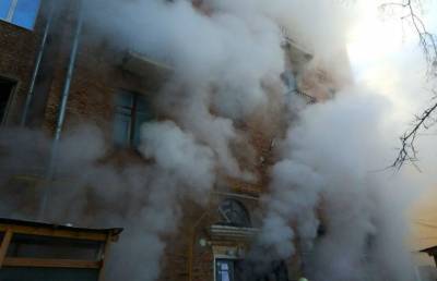 Из подвала здания по улице Свердлова валит плотный дым, эвакуировано 10 человек