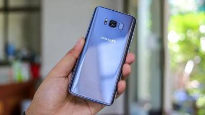 Samsung планирует убрать зарядные устройства из комплекта смартфона